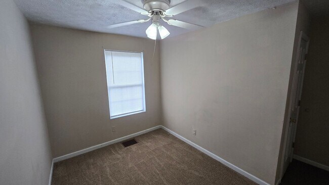 Building Photo - 2 Bedroom house with fenced in yard