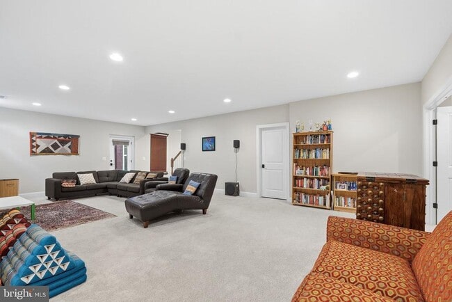 Building Photo - 2516 Villanova Dr