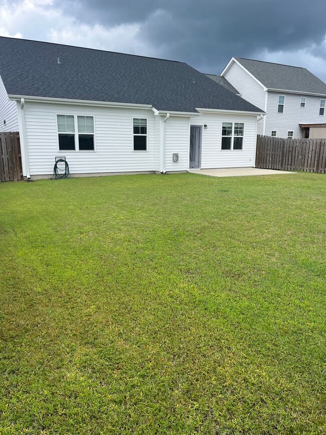 Building Photo - Pet Friendly with fenced in backyard