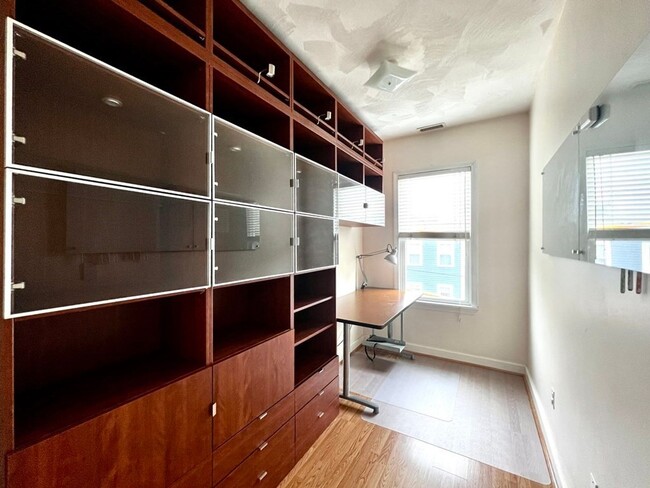 Building Photo - Great 2 bed, 2 bath near Lechmere