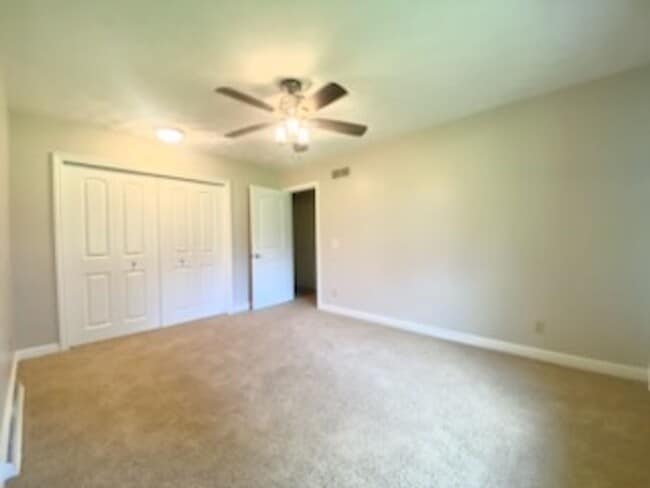 Building Photo - 5 bed / 3.5 bath Ranch House