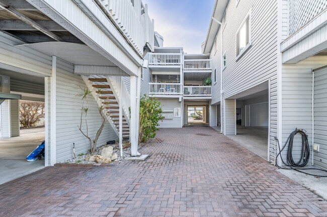Building Photo - Gorgeous 2/2 condo at Indian Shores