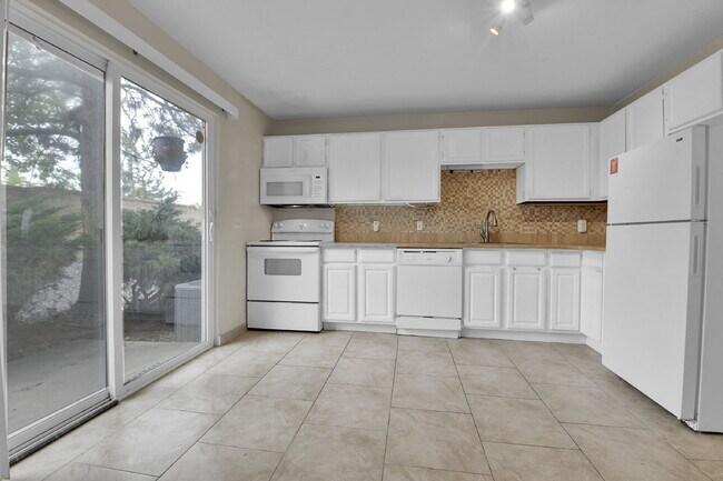 Building Photo - $1,775 - 2 Bed, 2.5 Bath End Unit in Auror...