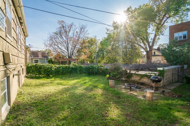 Building Photo - 2106 Grand Ave S