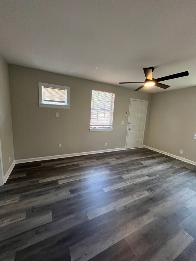 Building Photo - 2 Bedroom/ 1 Bathroom Duplex in Hermitage