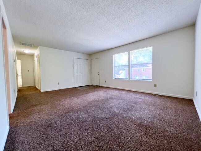 Building Photo - Three-Bedroom, Two Bathroom at Hill Street Duplex