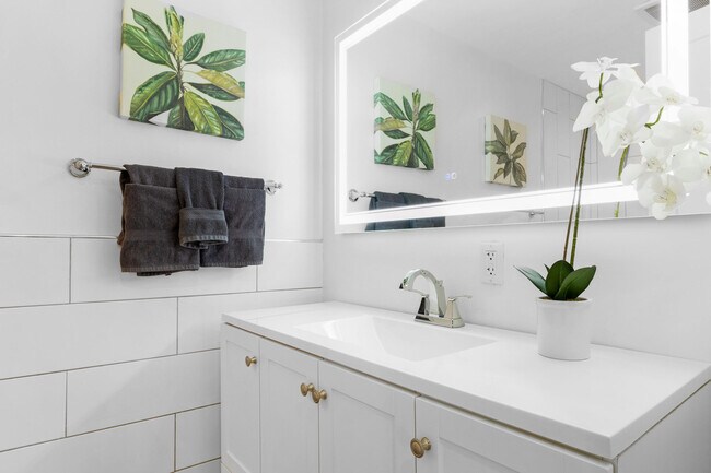 Building Photo - 2862 NE 35th Ct