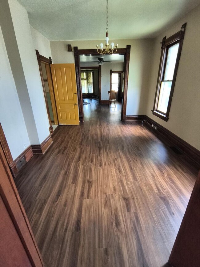 Building Photo - Unique 5 Bedroom 1 Bath House Located in E...