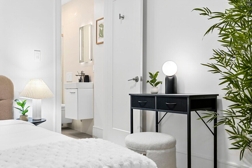 Building Photo - 1566 Beacon St