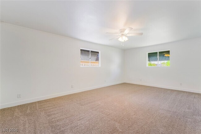 Building Photo - 1054 E Hassett Ave