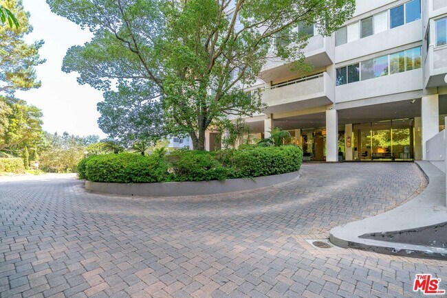 Building Photo - 865 Comstock Ave