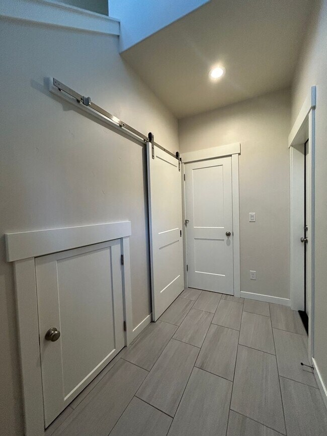 Building Photo - 1079 NW Quincy Ave