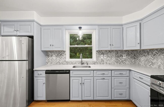 Building Photo - 412 Main St