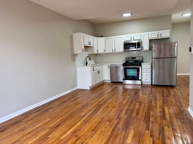 Building Photo - Bright & Spacious Logan Square 1 Bed