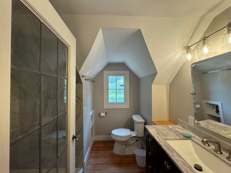 Building Photo - 708 Rock Beach Rd