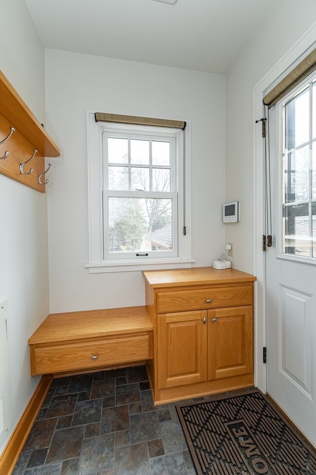 Building Photo - 3 Bed, 1.5 Bath Home for Rent – Historic S...