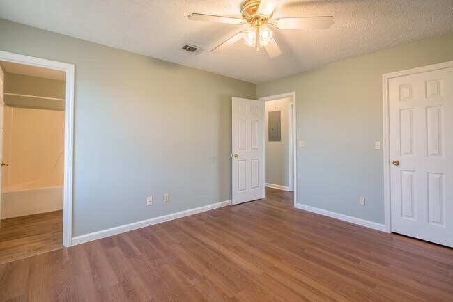 Building Photo - 1464 Flo Zechman Dr