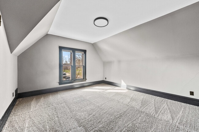 Building Photo - 113 Elm St