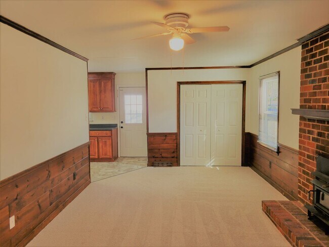 Building Photo - Well maintained large rancher on corner lo...