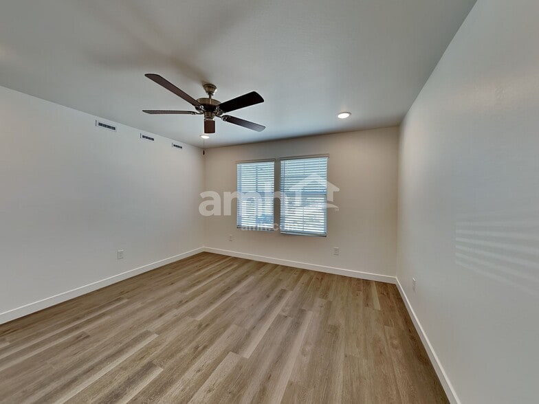 Building Photo - 18450 W El Cortez Pl