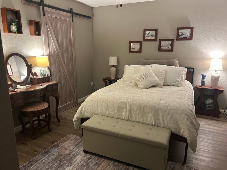 Master Bedroom with walk in closet - 3340 S Parkside Dr