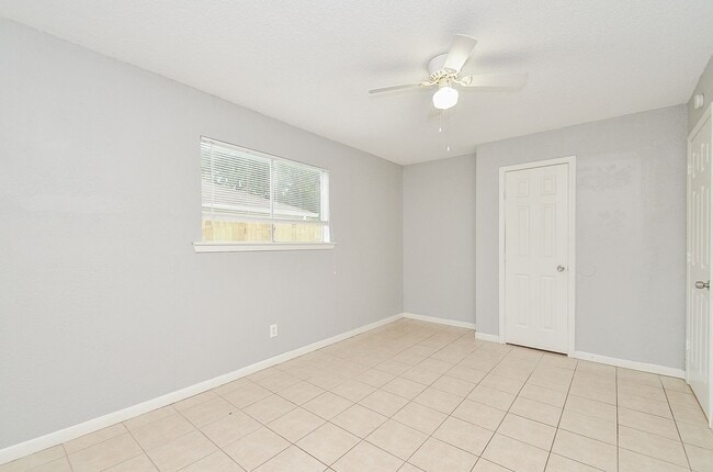 Building Photo - Property available in Old River Manor