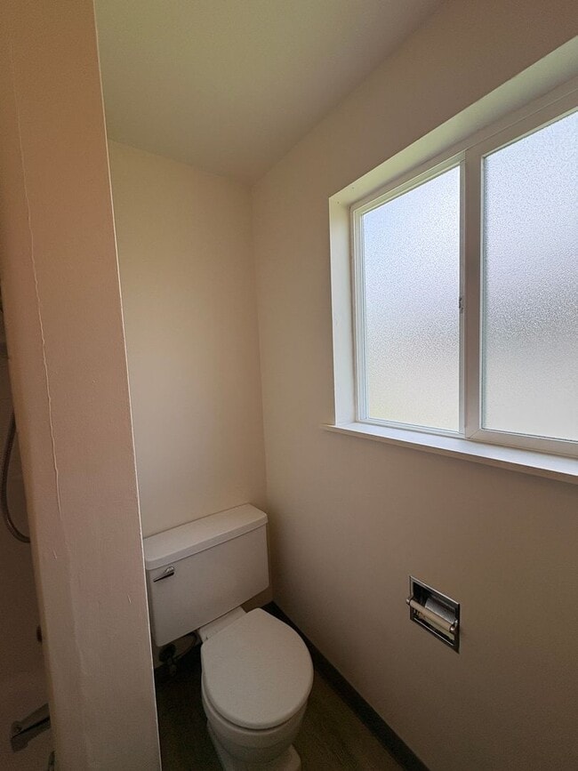 Building Photo - Updated 2BD/1BA Duplex in Cal Young Neighborhood