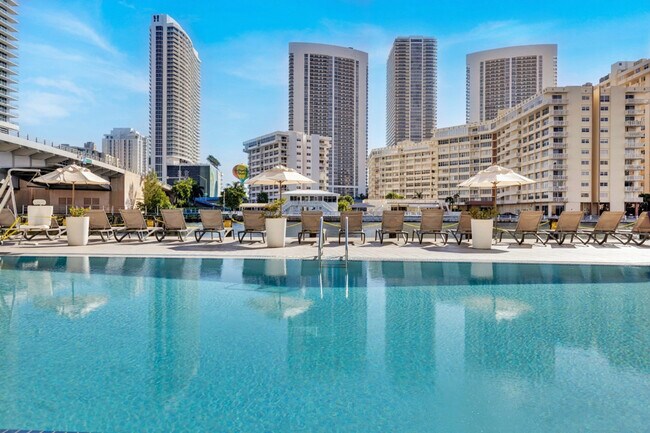 Building Photo - 2602 E Hallandale Beach Blvd