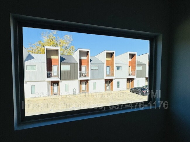 Building Photo - 113 Bayou St