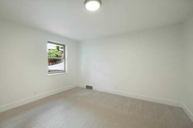 Building Photo - 2527 NE 110th St