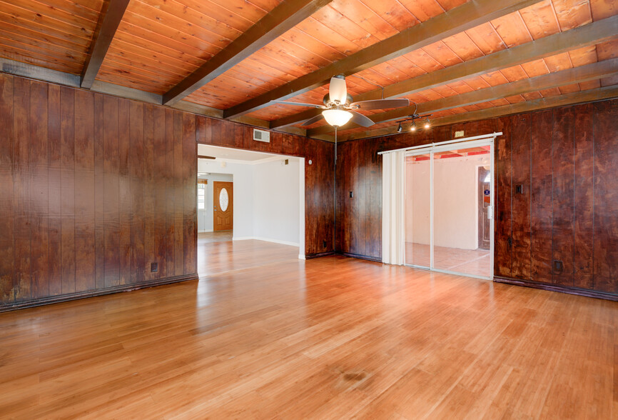 Family Room - 2363 Fleetwood St
