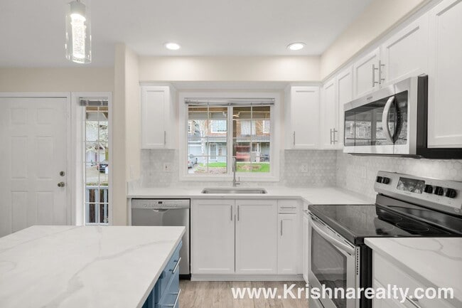 Building Photo - Charming 3 BD* 2.5 BA* Duplex **NEWLY RENOVATED** Located in Historic Orenco in the Elk Meadows C...