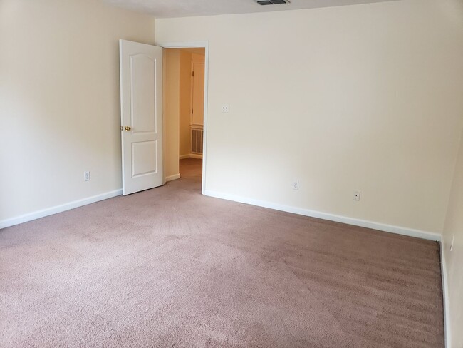 Building Photo - Large 4 bedroom town home with ceramic tile for rent right away for $1650