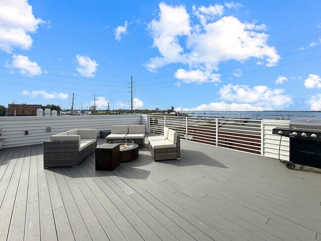 Building Photo - 412 W Shoreline Dr