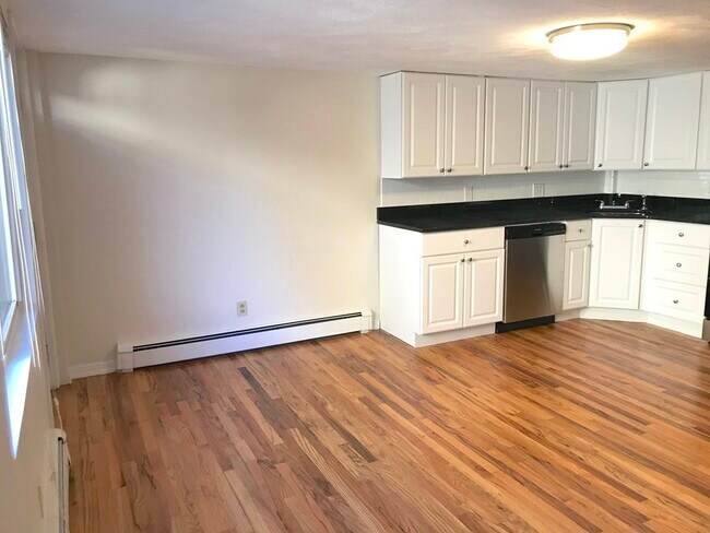 Building Photo - 144 Thorndike St