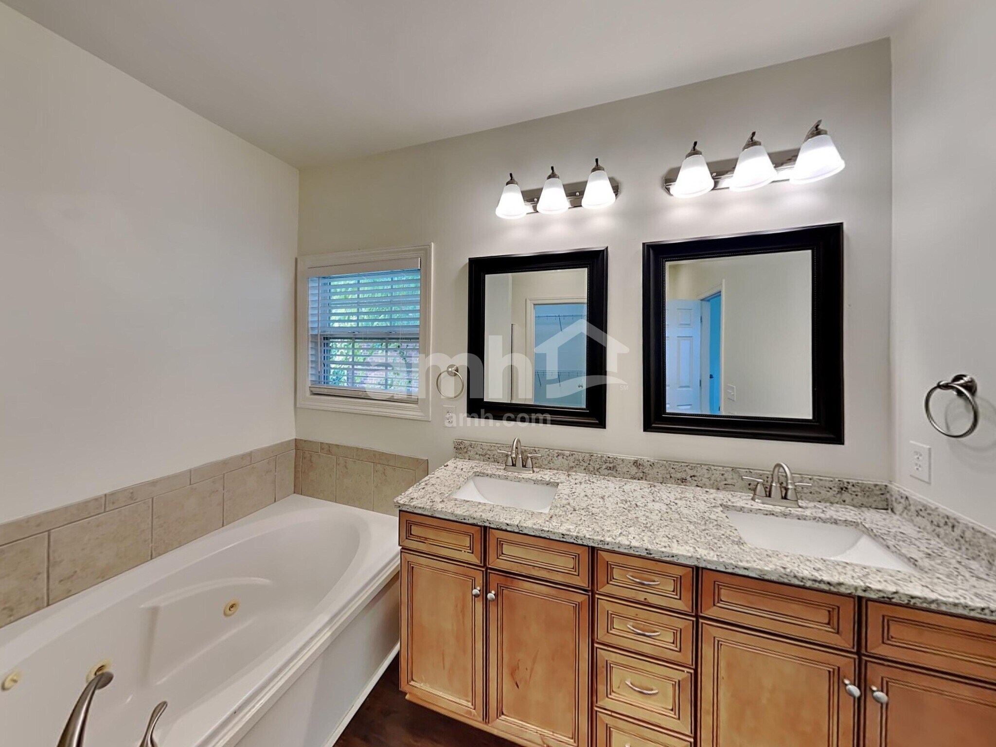 Building Photo - 3043 Holderwood Dr