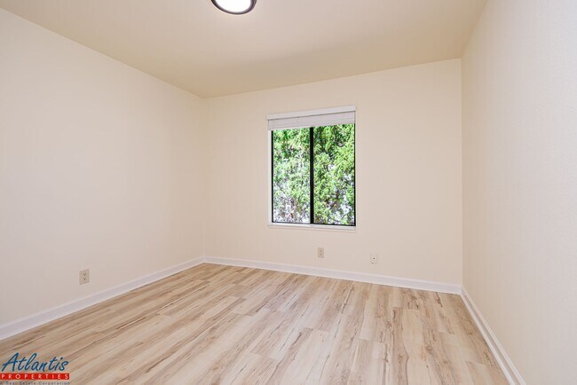 Building Photo - 4015 Villa Vista