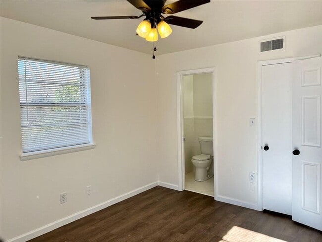 Building Photo - Super cute corner lot!