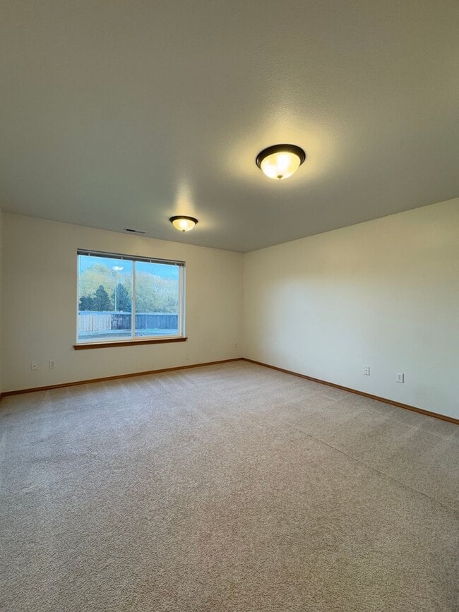 Building Photo - Beautiful Rental with Oversized Yard & Open Layout