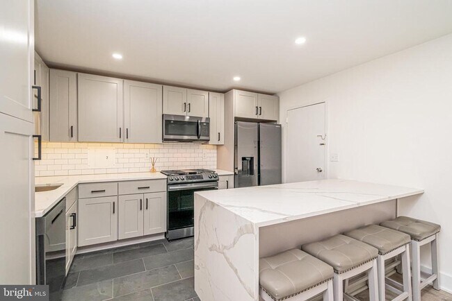 Building Photo - 1300 Army Navy Dr