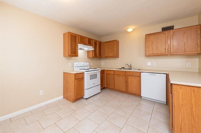 Building Photo - 7300 Twin Crest Dr