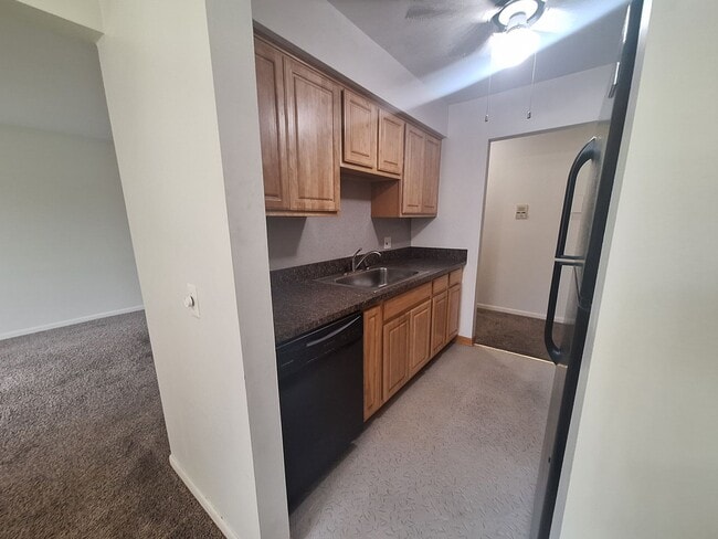 Building Photo - St Clair Shores 2 bedroom condo
