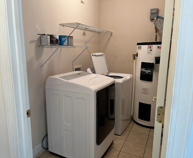 Building Photo - One Level Home in New London