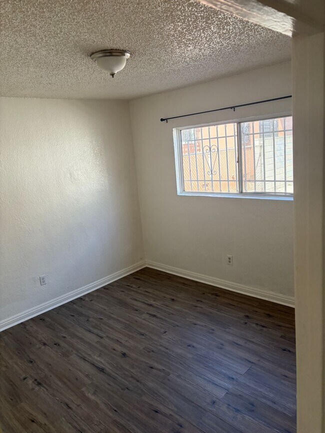 Building Photo - 736 W Century Blvd
