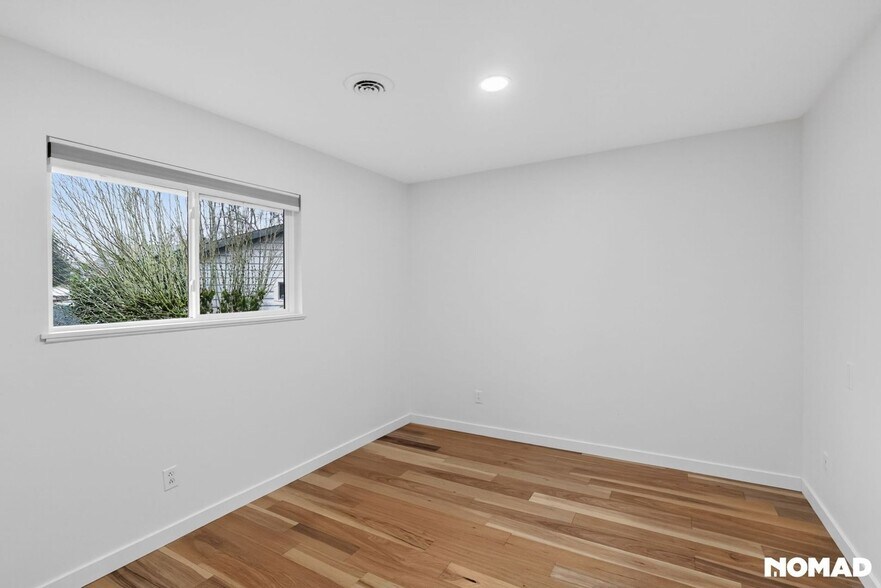 Building Photo - 375 SW Devon Ln