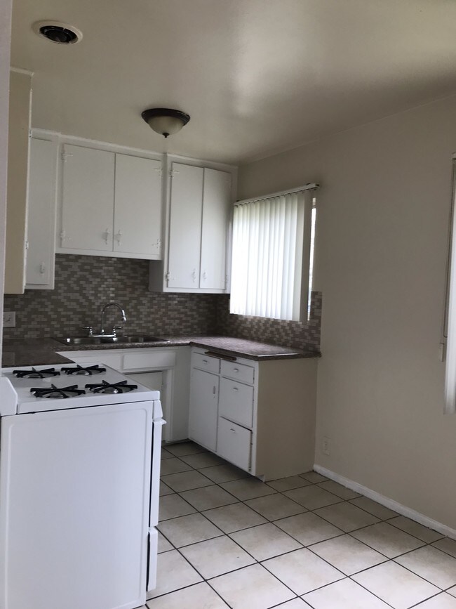 Building Photo - 917 N Hudson Ave