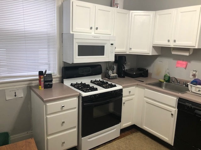 Gas Stove/ Microwave - 526 Riddle Rd