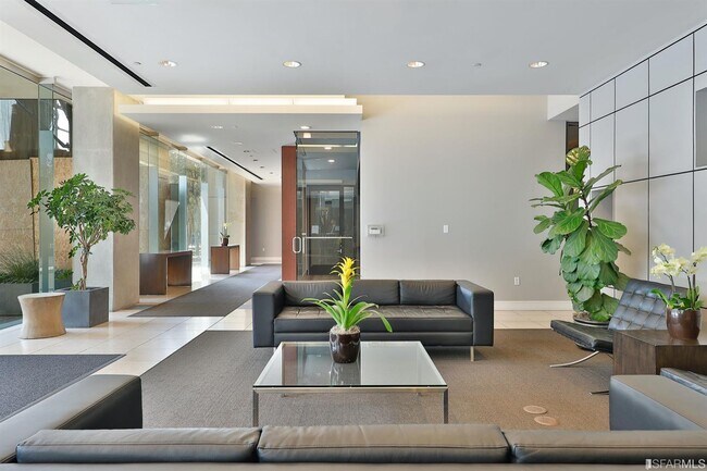 Building Photo - 260 King St