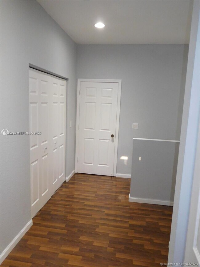 Building Photo - 646 NE 21st Ave