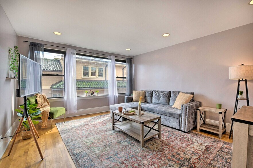 Primary Photo - 7423 N Sheridan Rd